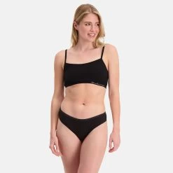 Bamboo Basics Dames 3-pack Strings Lola Zwart -Mode lingerie aHR0cHM6Ly93d3cuYm94ZXJzLm5sL21lZGlhL2NhdGFsb2cvcHJvZHVjdC9iL2EvYmFtYm9vLWJhc2ljc19sb2xhLTAwMV9tb2RlbF92b29ya2FudC5qcGc c3RvcmU9Ym94ZXJzX25sJmltYWdlLXR5cGU9aW1hZ2U