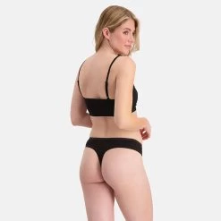 Bamboo Basics Dames 3-pack Strings Lola Zwart -Mode lingerie aHR0cHM6Ly93d3cuYm94ZXJzLm5sL21lZGlhL2NhdGFsb2cvcHJvZHVjdC9iL2EvYmFtYm9vLWJhc2ljc19sb2xhLTAwMV9tb2RlbF9hY2h0ZXJrYW50LmpwZz9zdG9yZT1ib3hlcnNfbmwmaW1hZ2UtdHlwZT1pbWFnZQ