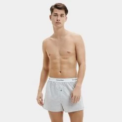 Calvin Klein 2-pack Wijde Boxershorts Zwart & Grijs II -Mode lingerie aHR0cHM6Ly93d3cuYm94ZXJzLm5sL21lZGlhL2NhdGFsb2cvcHJvZHVjdC9jL2EvY2FsdmluLWtsZWluX25iMTM5NmEtYmh5X21vZGVsXzJfdm9vcmthbnQuanBnP3N0b3JlPWJveGVyc19ubCZpbWFnZS10eXBlPWltYWdl
