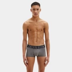 Calvin Klein Intense Power 2-pack Microfiber Lowrise Boxer Trunks Zwart & Grijs -Mode lingerie aHR0cHM6Ly93d3cuYm94ZXJzLm5sL21lZGlhL2NhdGFsb2cvcHJvZHVjdC9jL2EvY2FsdmluLWtsZWluX25iMjU5OWEtOWM1XzJfbW9kZWxfdm9vcmthbnQuanBnP3N0b3JlPWJveGVyc19ubCZpbWFnZS10eXBlPWltYWdl