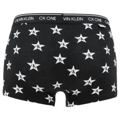 Calvin Klein Ck One 2-pack Boxers All Over Star Logo Multi -Mode lingerie aHR0cHM6Ly93d3cuYm94ZXJzLm5sL21lZGlhL2NhdGFsb2cvcHJvZHVjdC9jL2EvY2FsdmluLWtsZWluX25iMjY3MGEtNmxzXzFfYWNodGVya2FudC5qcGc c3RvcmU9Ym94ZXJzX25sJmltYWdlLXR5cGU9aW1hZ2U