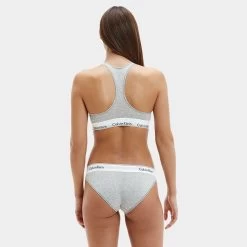 Calvin Klein Dames Bralette Grijs -Mode lingerie aHR0cHM6Ly93d3cuYm94ZXJzLm5sL21lZGlhL2NhdGFsb2cvcHJvZHVjdC9jL2EvY2FsdmluLWtsZWluX2YzNzg1ZS0wMjBfbW9kZWxfYWNodGVya2FudC5qcGc c3RvcmU9Ym94ZXJzX25sJmltYWdlLXR5cGU9aW1hZ2U