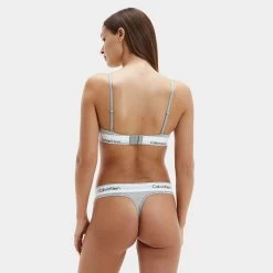 Calvin Klein Dames String Grijs -Mode lingerie aHR0cHM6Ly93d3cuYm94ZXJzLm5sL21lZGlhL2NhdGFsb2cvcHJvZHVjdC9jL2EvY2FsdmluLWtsZWluX2YzNzg2ZS0wMjBfbW9kZWxfYWNodGVya2FudC5qcGc c3RvcmU9Ym94ZXJzX25sJmltYWdlLXR5cGU9aW1hZ2U