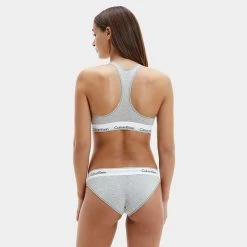 Calvin Klein Dames Slip Grijs -Mode lingerie aHR0cHM6Ly93d3cuYm94ZXJzLm5sL21lZGlhL2NhdGFsb2cvcHJvZHVjdC9jL2EvY2FsdmluLWtsZWluX2YzNzg3ZS0wMjBfbW9kZWxfYWNodGVya2FudC5qcGc c3RvcmU9Ym94ZXJzX25sJmltYWdlLXR5cGU9aW1hZ2U