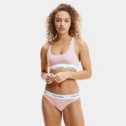Calvin Klein Dames Slip Roze -Mode lingerie aHR0cHM6Ly93d3cuYm94ZXJzLm5sL21lZGlhL2NhdGFsb2cvcHJvZHVjdC9jL2EvY2FsdmluLWtsZWluX2YzNzg3ZS0ybnRfbW9kZWxfdm9vcmthbnQuanBnP3N0b3JlPWJveGVyc19ubCZpbWFnZS10eXBlPWltYWdl