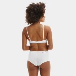 Calvin Klein Dames Boxershort Wit -Mode lingerie aHR0cHM6Ly93d3cuYm94ZXJzLm5sL21lZGlhL2NhdGFsb2cvcHJvZHVjdC9jL2EvY2FsdmluLWtsZWluX2YzNzg4ZS0xMDBfbW9kZWxfYWNodGVya2FudC5qcGc c3RvcmU9Ym94ZXJzX25sJmltYWdlLXR5cGU9aW1hZ2U