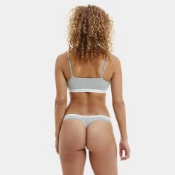 Calvin Klein Dames 2-pack Strings Basic Grijs -Mode lingerie aHR0cHM6Ly93d3cuYm94ZXJzLm5sL21lZGlhL2NhdGFsb2cvcHJvZHVjdC9jL2EvY2FsdmluLWtsZWluX3FkMzc4OGUtOGh0X21vZGVsX2FjaHRlcmthbnQuanBnP3N0b3JlPWJveGVyc19ubCZpbWFnZS10eXBlPWltYWdl