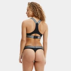 Calvin Klein Dames Lightly Lined String Zwart -Mode lingerie aHR0cHM6Ly93d3cuYm94ZXJzLm5sL21lZGlhL2NhdGFsb2cvcHJvZHVjdC9jL2EvY2FsdmluLWtsZWluX3FmNDA1NGUtMDAxX21vZGVsX2FjaHRlcmthbnQuanBnP3N0b3JlPWJveGVyc19ubCZpbWFnZS10eXBlPWltYWdl
