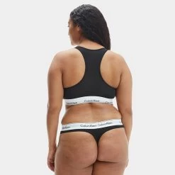 Calvin Klein Dames Plus Size String Zwart -Mode lingerie aHR0cHM6Ly93d3cuYm94ZXJzLm5sL21lZGlhL2NhdGFsb2cvcHJvZHVjdC9jL2EvY2FsdmluLWtsZWluX3FmNTExN2UtMDAxX21vZGVsX2FjaHRlcmthbnQuanBnP3N0b3JlPWJveGVyc19ubCZpbWFnZS10eXBlPWltYWdl