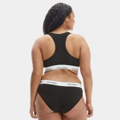 Calvin Klein Dames Plus Size Unlined Bralette Zwart -Mode lingerie aHR0cHM6Ly93d3cuYm94ZXJzLm5sL21lZGlhL2NhdGFsb2cvcHJvZHVjdC9jL2EvY2FsdmluLWtsZWluX3FmNTExNmUtMDAxX21vZGVsX2FjaHRlcmthbnRfMS5qcGc c3RvcmU9Ym94ZXJzX25sJmltYWdlLXR5cGU9aW1hZ2U