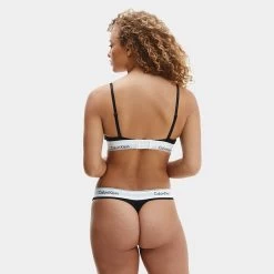 Calvin Klein Dames Lightly Lined Triangle Bralette Zwart -Mode lingerie aHR0cHM6Ly93d3cuYm94ZXJzLm5sL21lZGlhL2NhdGFsb2cvcHJvZHVjdC9jL2EvY2FsdmluLWtsZWluX3FmNTY1MGUtMDAxX21vZGVsX2FjaHRlcmthbnRfMS5qcGc c3RvcmU9Ym94ZXJzX25sJmltYWdlLXR5cGU9aW1hZ2U