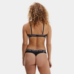 Calvin Klein Dames Ck One String Zwart -Mode lingerie aHR0cHM6Ly93d3cuYm94ZXJzLm5sL21lZGlhL2NhdGFsb2cvcHJvZHVjdC9jL2EvY2FsdmluLWtsZWluX3FmNTczM2UtMDAxX21vZGVsX2FjaHRlcmthbnQuanBnP3N0b3JlPWJveGVyc19ubCZpbWFnZS10eXBlPWltYWdl