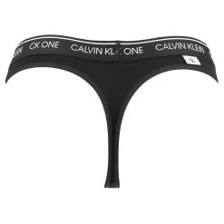 Calvin Klein Dames Ck One String Zwart -Mode lingerie aHR0cHM6Ly93d3cuYm94ZXJzLm5sL21lZGlhL2NhdGFsb2cvcHJvZHVjdC9jL2EvY2FsdmluLWtsZWluX3dmNTczM2UtMDAxX2FjaHRlcmthbnRfMV8uanBlZz9zdG9yZT1ib3hlcnNfbmwmaW1hZ2UtdHlwZT1pbWFnZQ