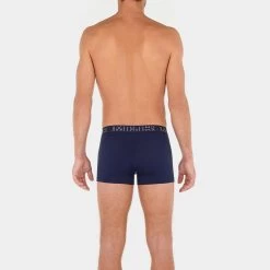 HOM HO1 2-pack Boxers Blauw -Mode lingerie aHR0cHM6Ly93d3cuYm94ZXJzLm5sL21lZGlhL2NhdGFsb2cvcHJvZHVjdC9oL28vaG9tXzQwMDQwNS1kMDQ2XzFfbW9kZWxfYWNodGVya2FudC5qcGc c3RvcmU9Ym94ZXJzX25sJmltYWdlLXR5cGU9aW1hZ2U