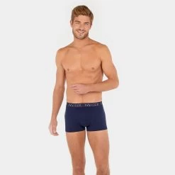 HOM HO1 2-pack Boxers Blauw -Mode lingerie aHR0cHM6Ly93d3cuYm94ZXJzLm5sL21lZGlhL2NhdGFsb2cvcHJvZHVjdC9oL28vaG9tXzQwMDQwNS1kMDQ2XzFfbW9kZWxfdm9vcmthbnQuanBnP3N0b3JlPWJveGVyc19ubCZpbWFnZS10eXBlPWltYWdl