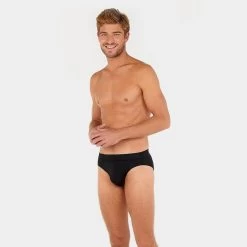 HOM HO1 2-pack Herenslips Gauthier Zwart -Mode lingerie aHR0cHM6Ly93d3cuYm94ZXJzLm5sL21lZGlhL2NhdGFsb2cvcHJvZHVjdC9oL28vaG9tXzQwMjQzMC1kMDA3XzJfbW9kZWxfdm9vcmthbnQuanBnP3N0b3JlPWJveGVyc19ubCZpbWFnZS10eXBlPWltYWdl