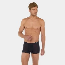 HOM Microfiber Boxer H-fresh Comfort Zwart -Mode lingerie aHR0cHM6Ly93d3cuYm94ZXJzLm5sL21lZGlhL2NhdGFsb2cvcHJvZHVjdC9oL28vaG9tXzQwMjU5Mi0wMDA0X21vZGVsX3Zvb3JrYW50LmpwZz9zdG9yZT1ib3hlcnNfbmwmaW1hZ2UtdHlwZT1pbWFnZQ
