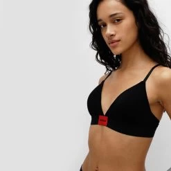 Hugo Boss Dames HUGO Red Label Triangle Bralette Zwart -Mode lingerie aHR0cHM6Ly93d3cuYm94ZXJzLm5sL21lZGlhL2NhdGFsb2cvcHJvZHVjdC9oL3UvaHVnby1ib3NzXzUwNDY5NjQ3LTAwMV9tb2RlbF9kZXRhaWwuanBnP3N0b3JlPWJveGVyc19ubCZpbWFnZS10eXBlPWltYWdl