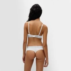 Hugo Boss Dames HUGO Sporty Logo String Wit -Mode lingerie aHR0cHM6Ly93d3cuYm94ZXJzLm5sL21lZGlhL2NhdGFsb2cvcHJvZHVjdC9oL3UvaHVnby1ib3NzXzUwNDY5NjUxLTEwMF9tb2RlbF9hY2h0ZXJrYW50LmpwZz9zdG9yZT1ib3hlcnNfbmwmaW1hZ2UtdHlwZT1pbWFnZQ