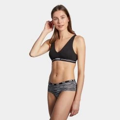 PUMA Dames 2-pack Hipsters Printed Stripe Zwart & Wit -Mode lingerie aHR0cHM6Ly93d3cuYm94ZXJzLm5sL21lZGlhL2NhdGFsb2cvcHJvZHVjdC9wL3UvcHVtYV83MDEyMTkzNTItMDA0XzFfbW9kZWxfdm9vcmthbnQuanBnP3N0b3JlPWJveGVyc19ubCZpbWFnZS10eXBlPWltYWdl