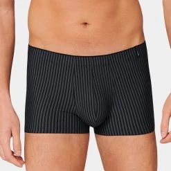 Schiesser Long Life Soft Boxer Stripe Blauw & Zwart -Mode lingerie aHR0cHM6Ly93d3cuYm94ZXJzLm5sL21lZGlhL2NhdGFsb2cvcHJvZHVjdC9zL2Mvc2NoaWVzc2VyXzE3NDY0Ni0wMDFfbW9kZWxfdm9vcmthbnQuanBnP3N0b3JlPWJveGVyc19ubCZpbWFnZS10eXBlPWltYWdl