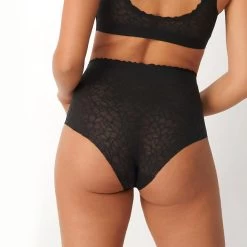 Sloggi Dames Zero Feel Lace 2.0 High Waist Slip Zwart -Mode lingerie aHR0cHM6Ly93d3cuYm94ZXJzLm5sL21lZGlhL2NhdGFsb2cvcHJvZHVjdC9zL2wvc2xvZ2dpXzEwMjExMjg0MC0wMDRfbW9kZWxfYWNodGVya2FudC5qcGc c3RvcmU9Ym94ZXJzX25sJmltYWdlLXR5cGU9aW1hZ2U